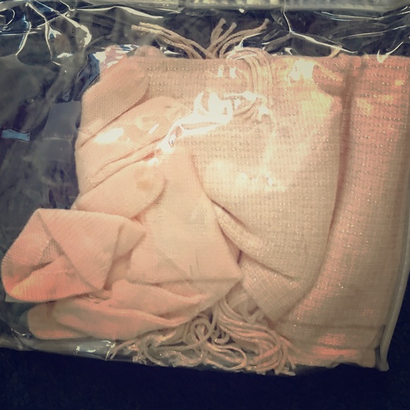 Scarf and gloves - Picture 1 of 1